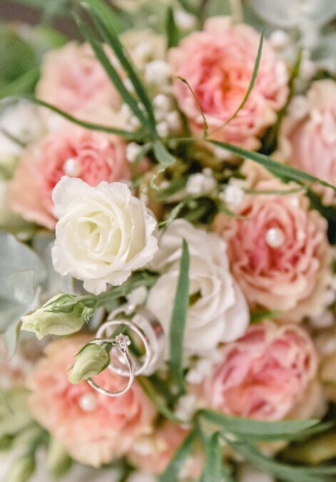 Wunderschöner Blumenschmuck bei einer freien Trauung, mit liebevoll arrangierten Blumen in zarten Pastelltönen.