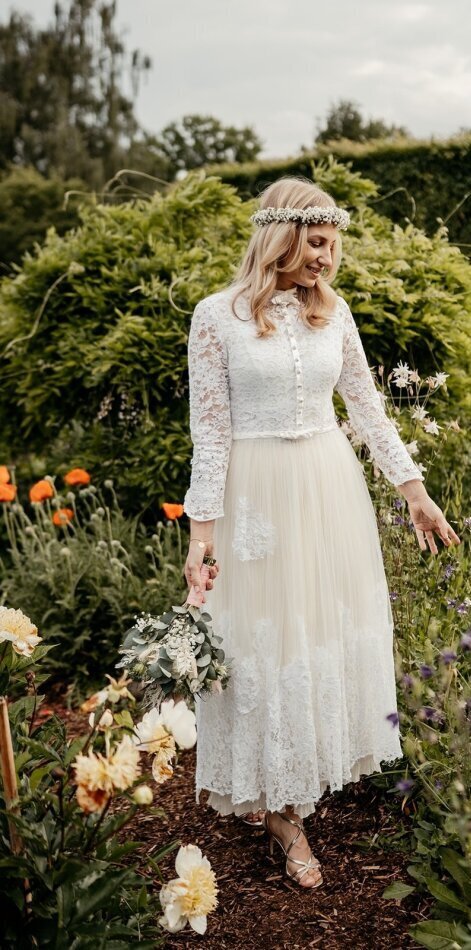 Strahlende Braut bei einer freien Trauung in Essen, in einem eleganten Hochzeitskleid, umgeben von einer liebevoll dekorierten Kulisse unter freiem Himmel.