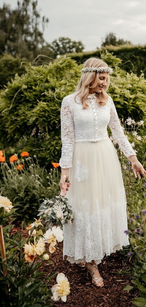 Strahlende Braut bei einer freien Trauung in Essen, in einem eleganten Hochzeitskleid, umgeben von einer liebevoll dekorierten Kulisse unter freiem Himmel.
